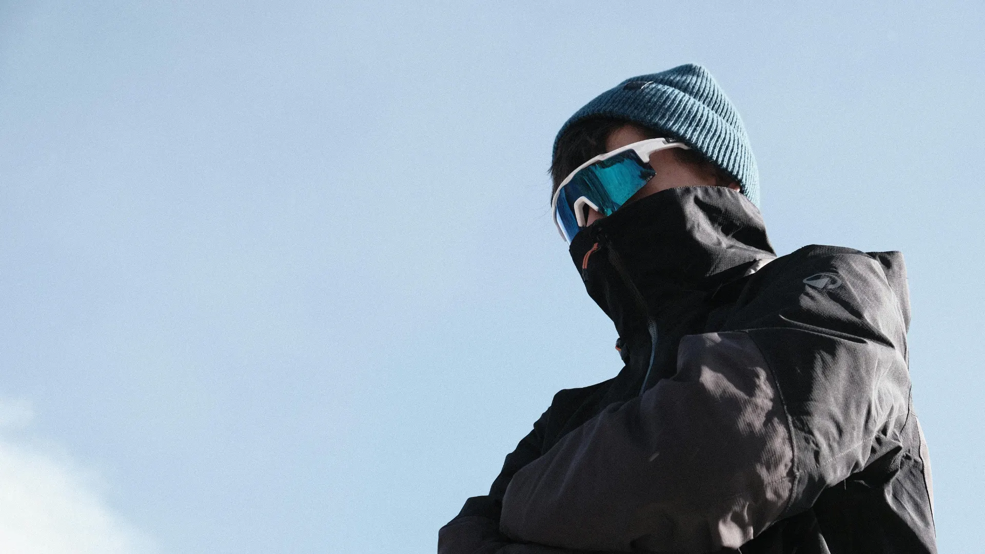 Homme exposé au froid dans un environnement hivernal