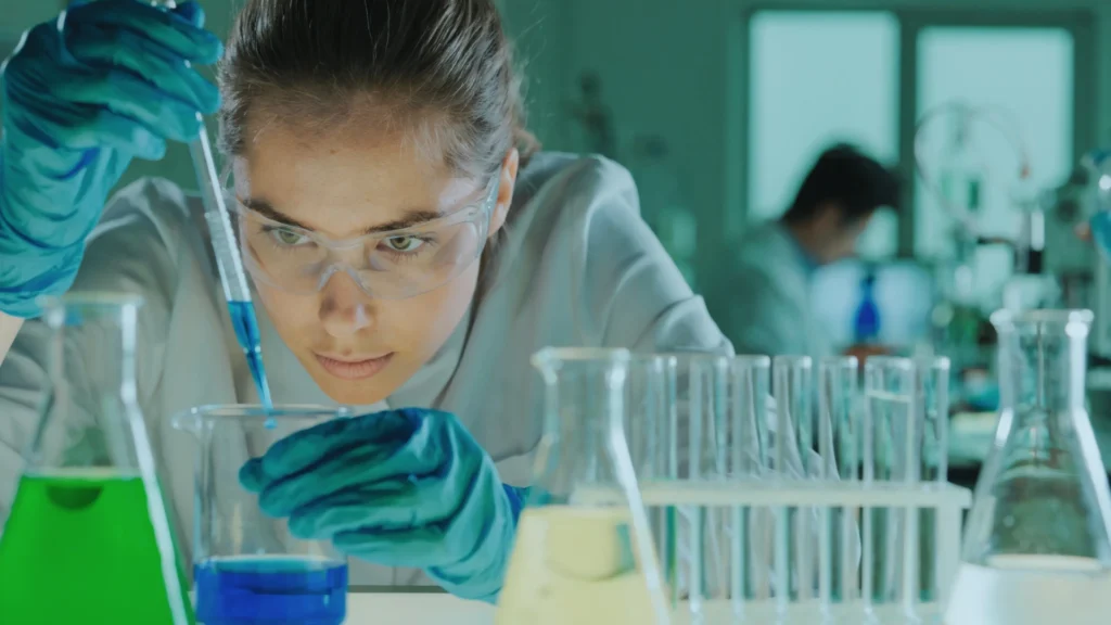 Chercheuse analysant un échantillon lors d’une étude sur le magnésium et la testostérone