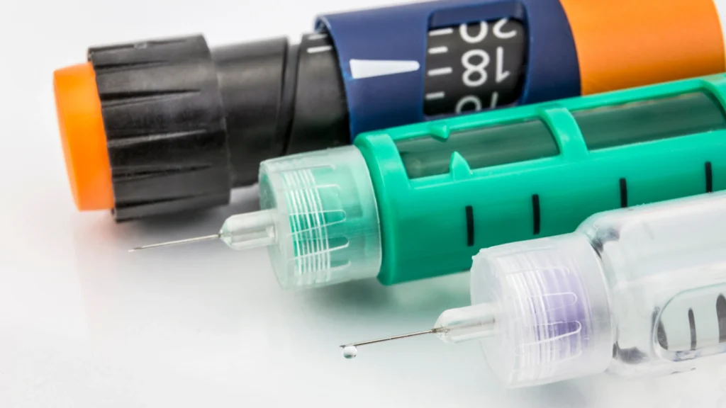Stylos injecteurs et seringue illustrant l’utilisation de l’insuline
