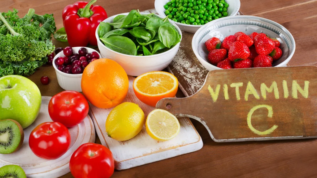Les fruits et légumes apportent de la vitamine C au quotidien Assortiment de fruits et légumes autour d’une inscription « Vitamin C
