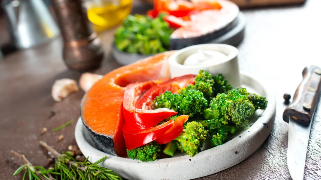 Pavé de saumon accompagné de brocoli et de poivron rouge Pavé de saumon accompagné de brocoli et de poivron rouge