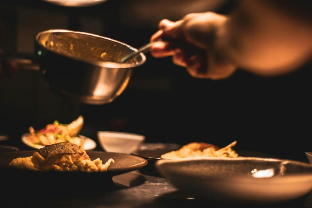 Préparation d’un repas nocturne équilibré dans une ambiance sombre favorisant le sommeil et la testostérone