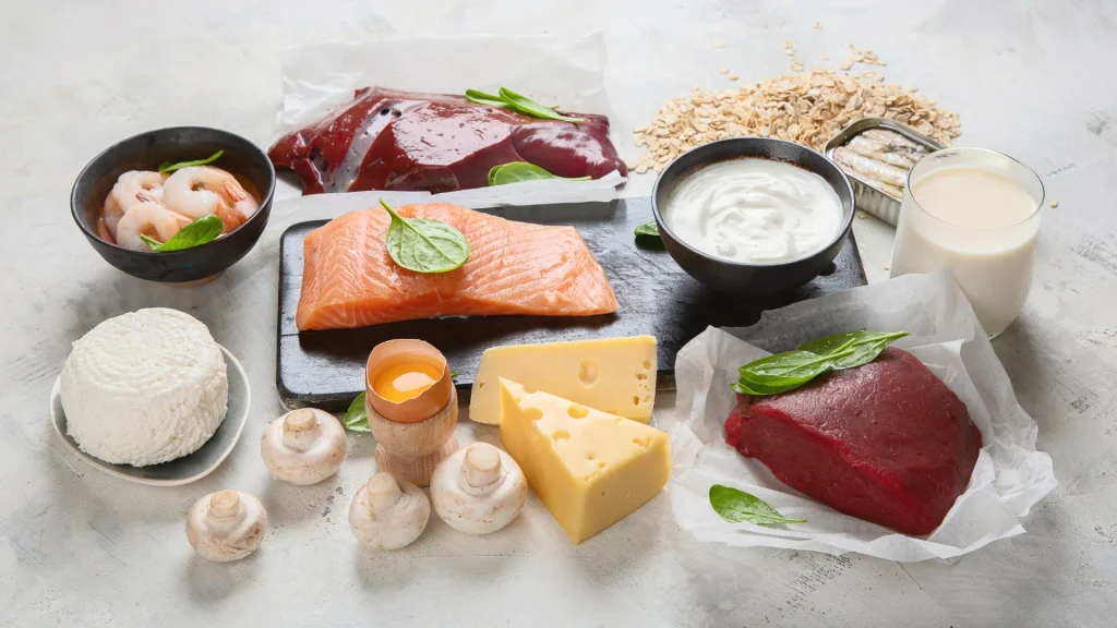 Quels aliments apportent de la vitamine B12 Aliments apportant de la vitamine B12 : saumon, foie, viande, crevettes, œuf et produits laitiers.