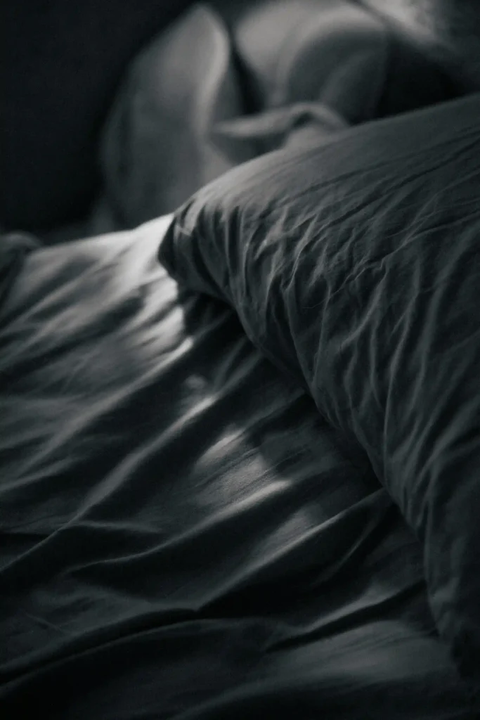 Sommeil fragmenté vs sommeil continu : impact sur la récupération hormonale et la qualité du sommeil profond