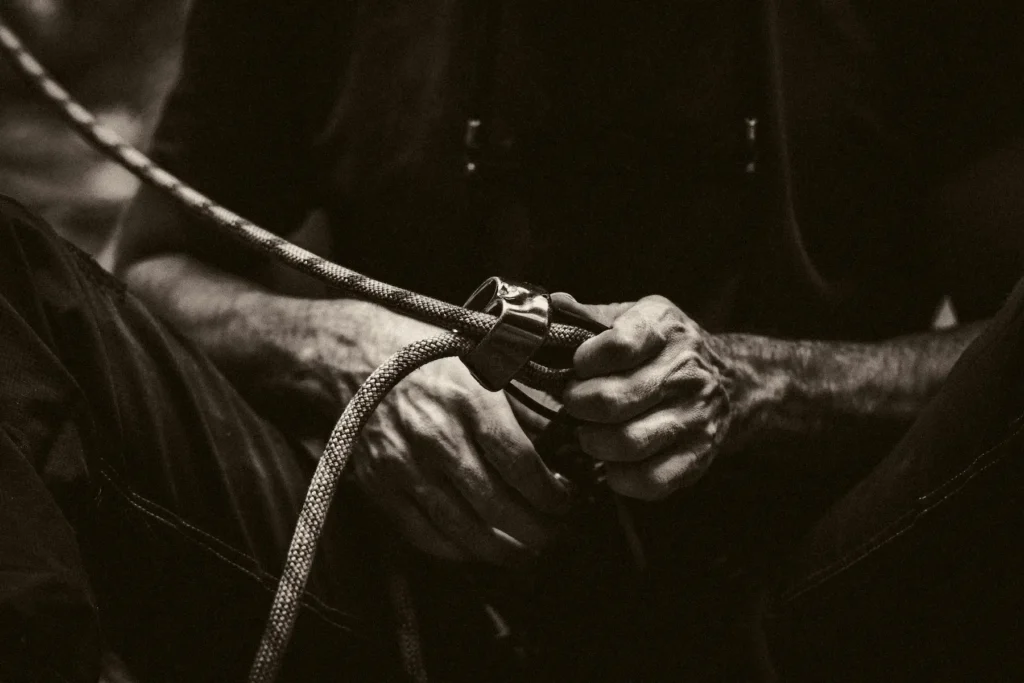 Athlète réalisant un exercice explosif avec battle ropes en salle de sport, illustrant le rôle du système nerveux dans la production de puissance musculaire