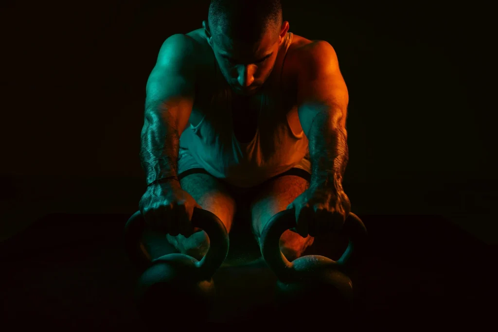 Athlète en entraînement haute intensité illustrant le stress physiologique, la fatigue nerveuse et l’impact hormonal sur la performance