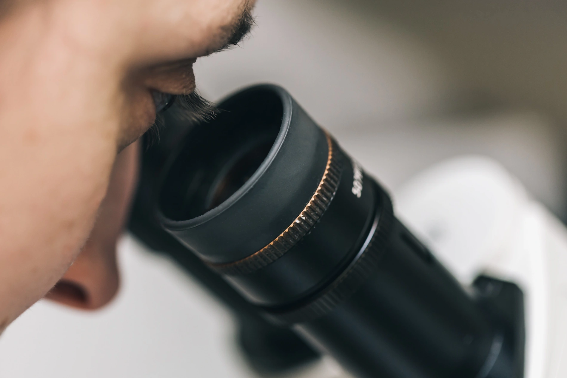 Analyse des hormones masculines en laboratoire